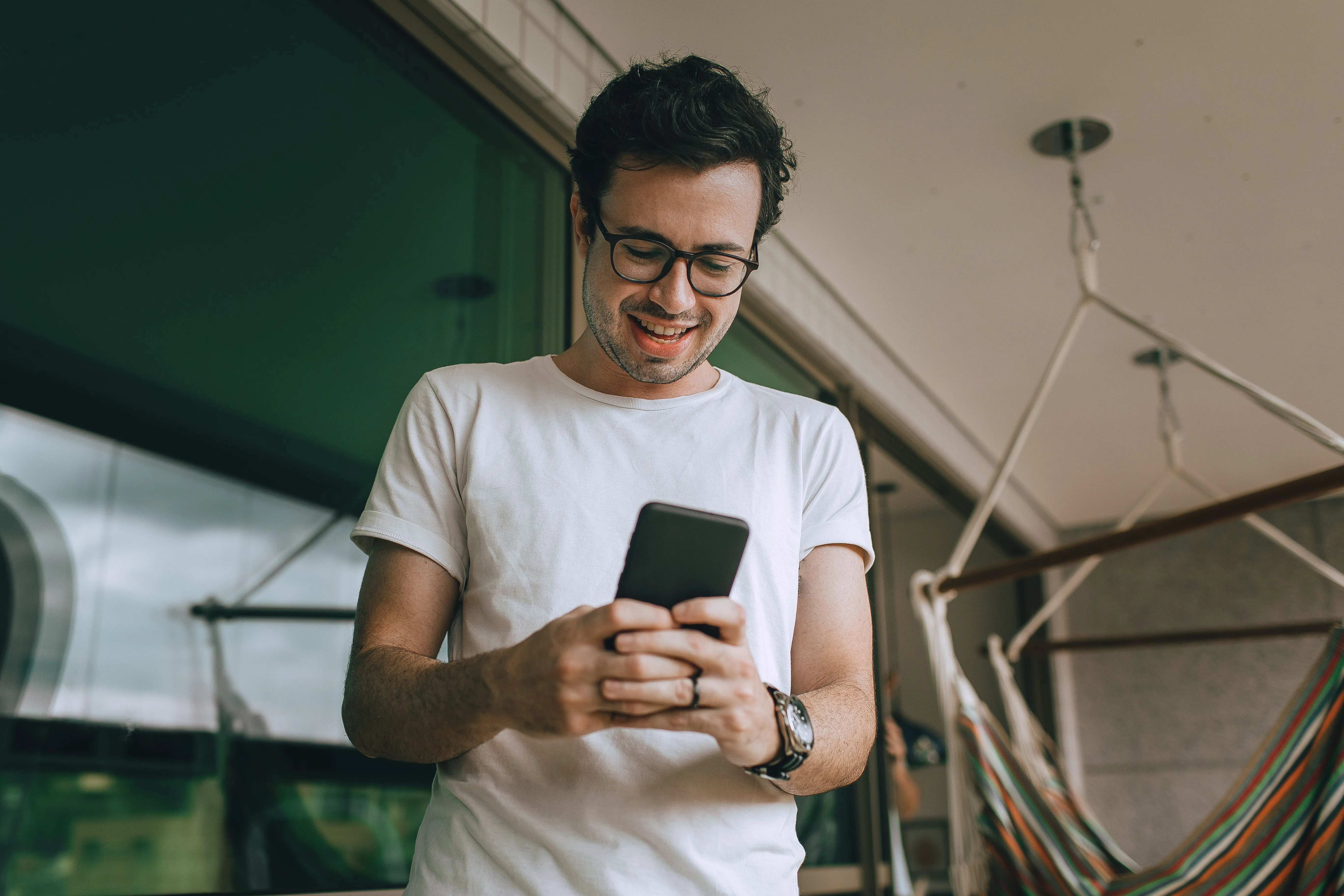 Muž vybírající vhodný účes pomocí mobilní aplikace