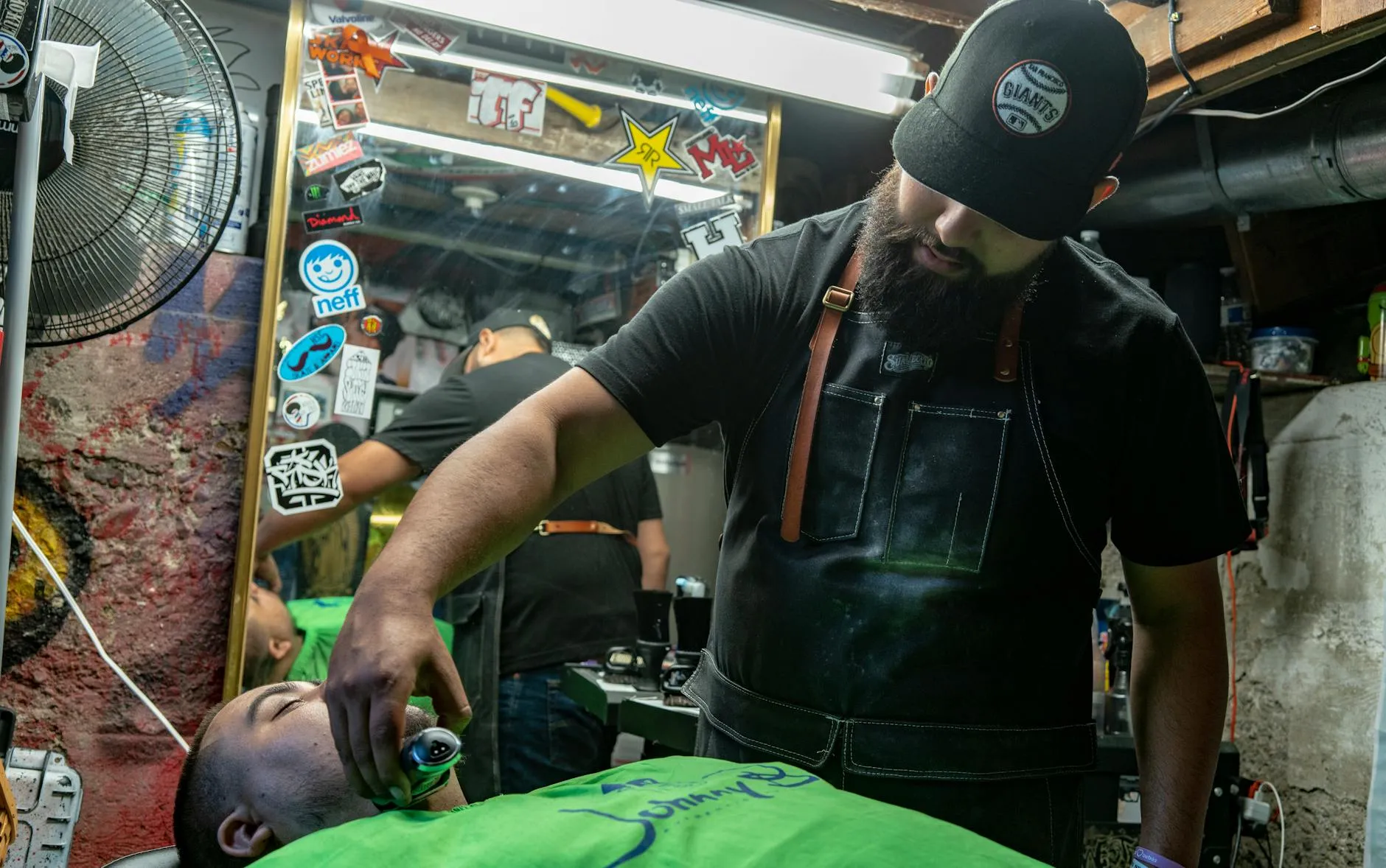 Majitelka salonu konzultuje kvalifikační certifikáty se zaměstnancem v moderním interiéru