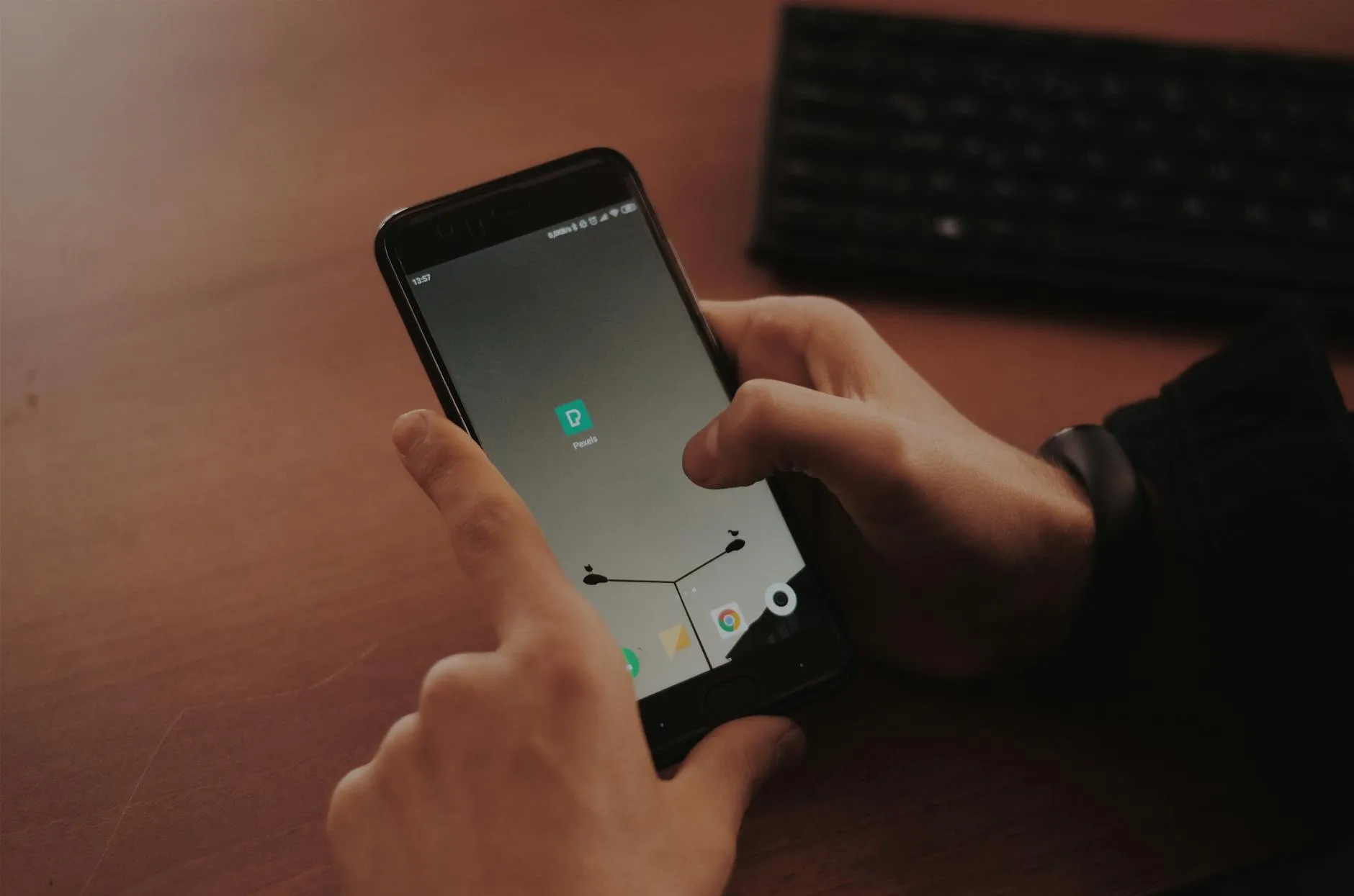 Majitelka salonu analyzuje digitální data na tabletu v prostoru recepce moderního kadeřnictví