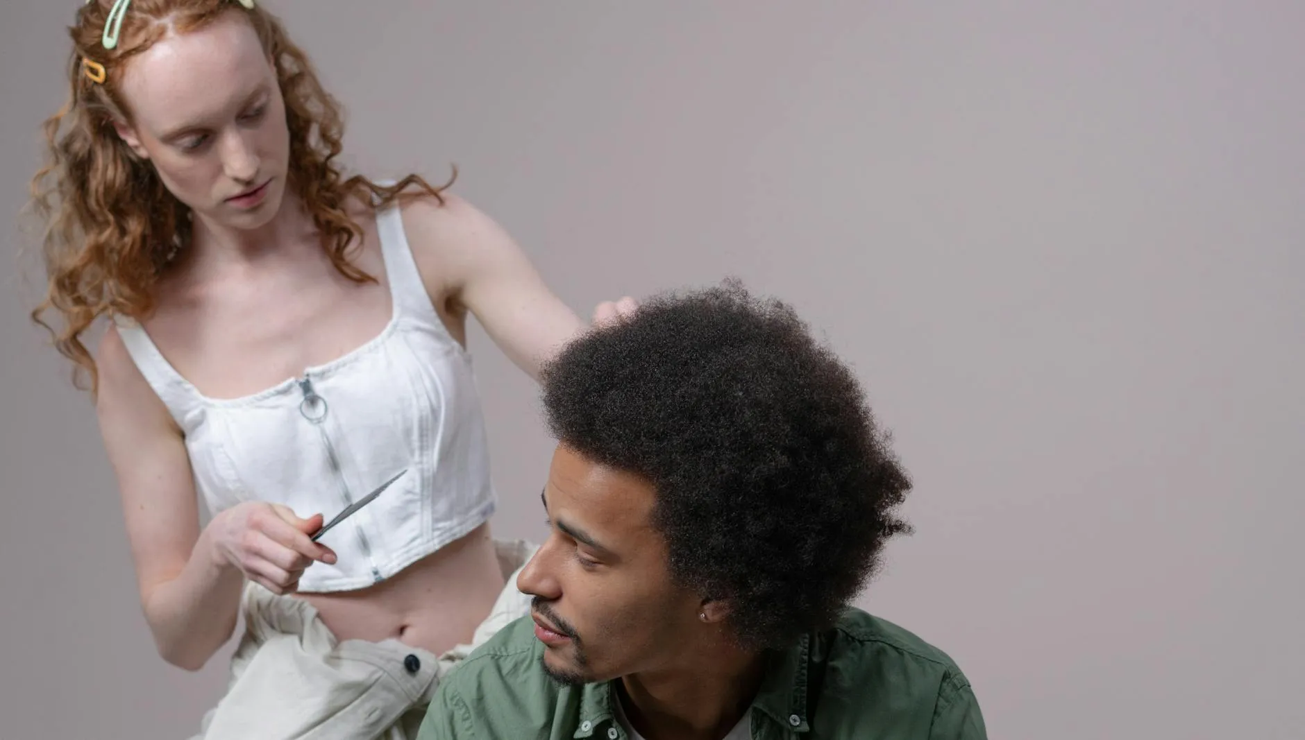 Manažerka salonu analyzující prodejní data na tabletu v moderním kadeřnictví