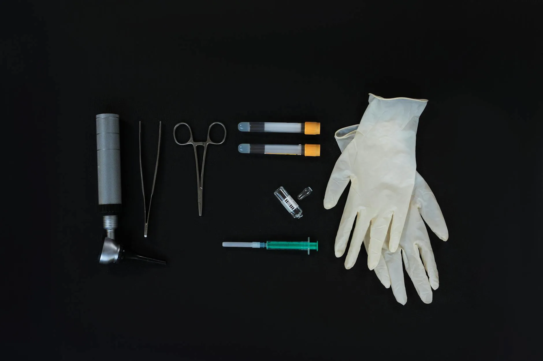 Detailní záběr na hygienickou manipulaci s nástroji v kosmetickém salonu.