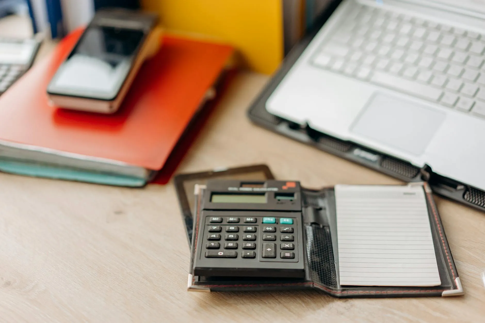 Detail rukou počítajících náklady na kalkulačce s finančními dokumenty