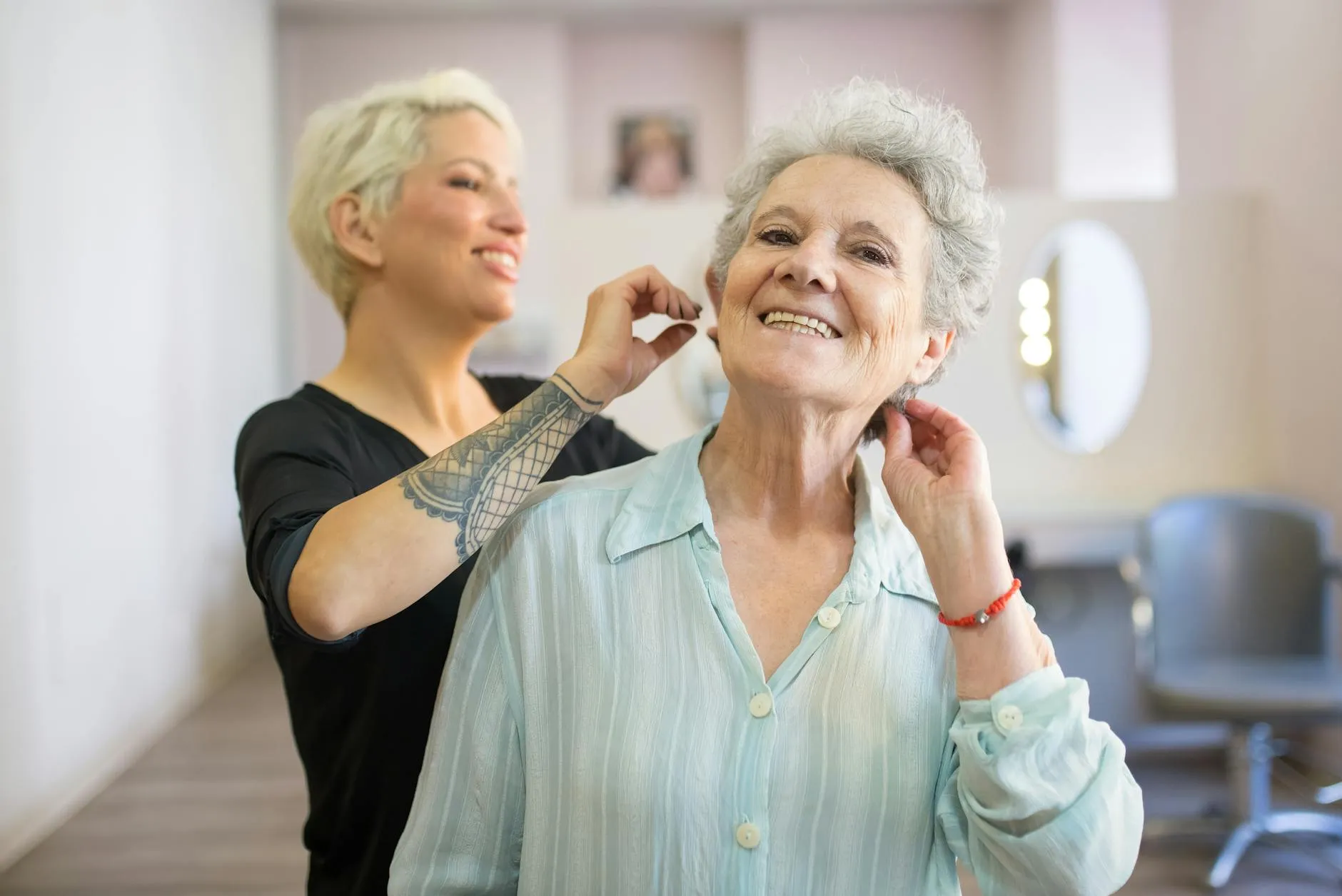 Detail kadeřnice upravující krátké vlasy starší ženy