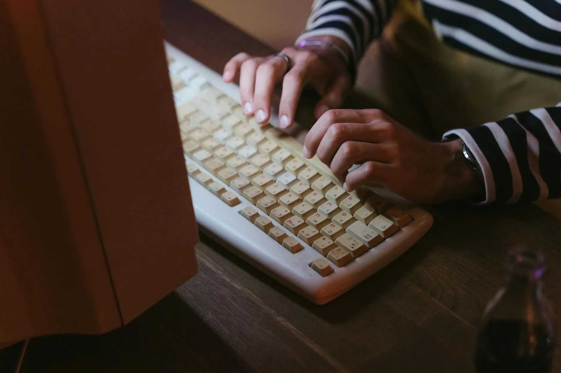 Majitelka salonu analyzuje data na tabletu v moderním kadeřnictví