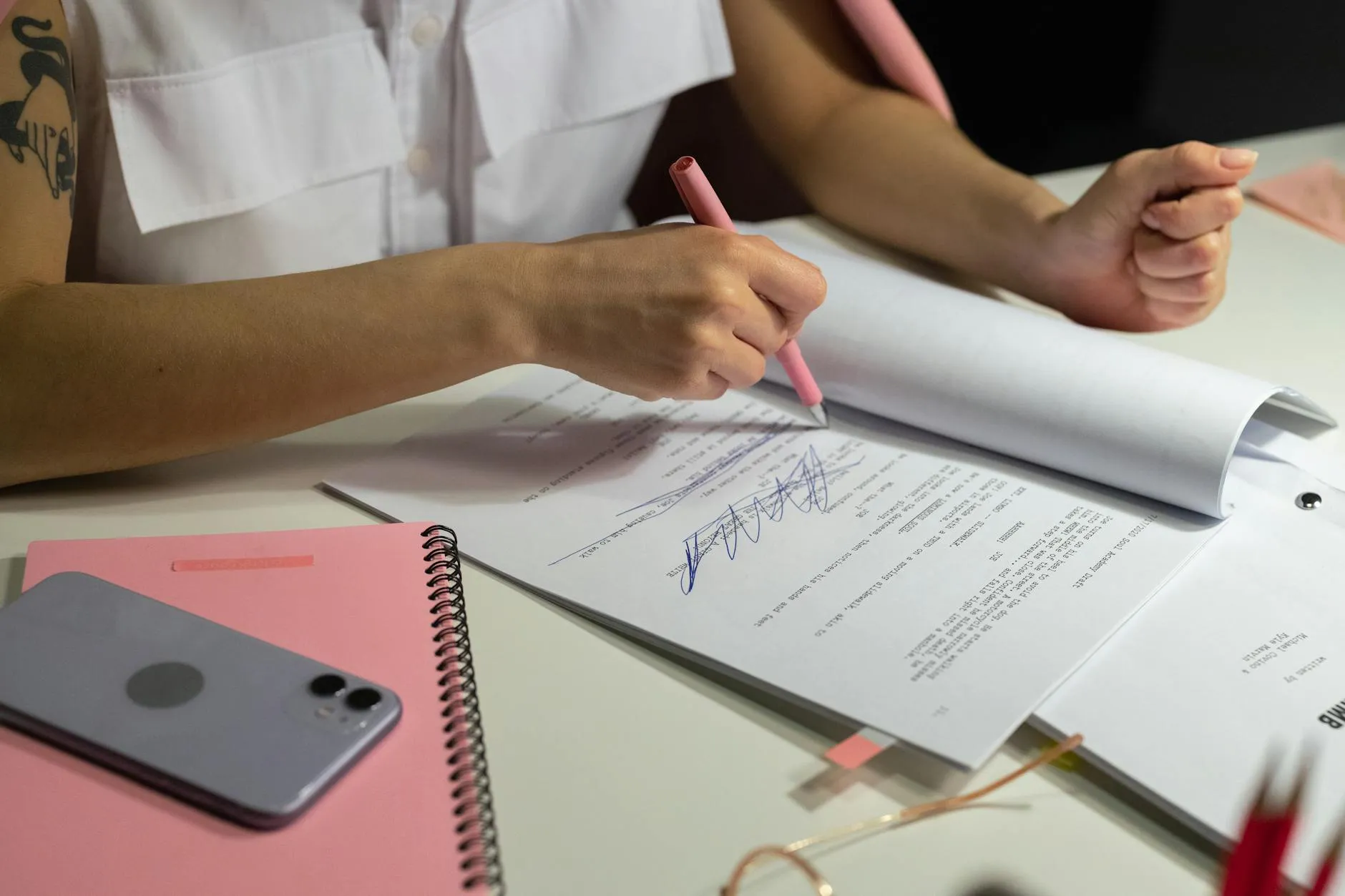 Manažerka salonu analyzuje digitální hodnocení a statistiky na tabletu v recepci moderního kadeřnictví.